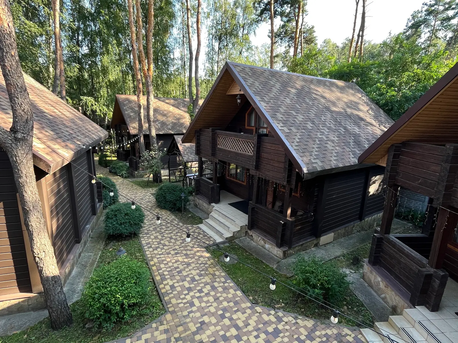 A path between Villa Vita cottages among the pines