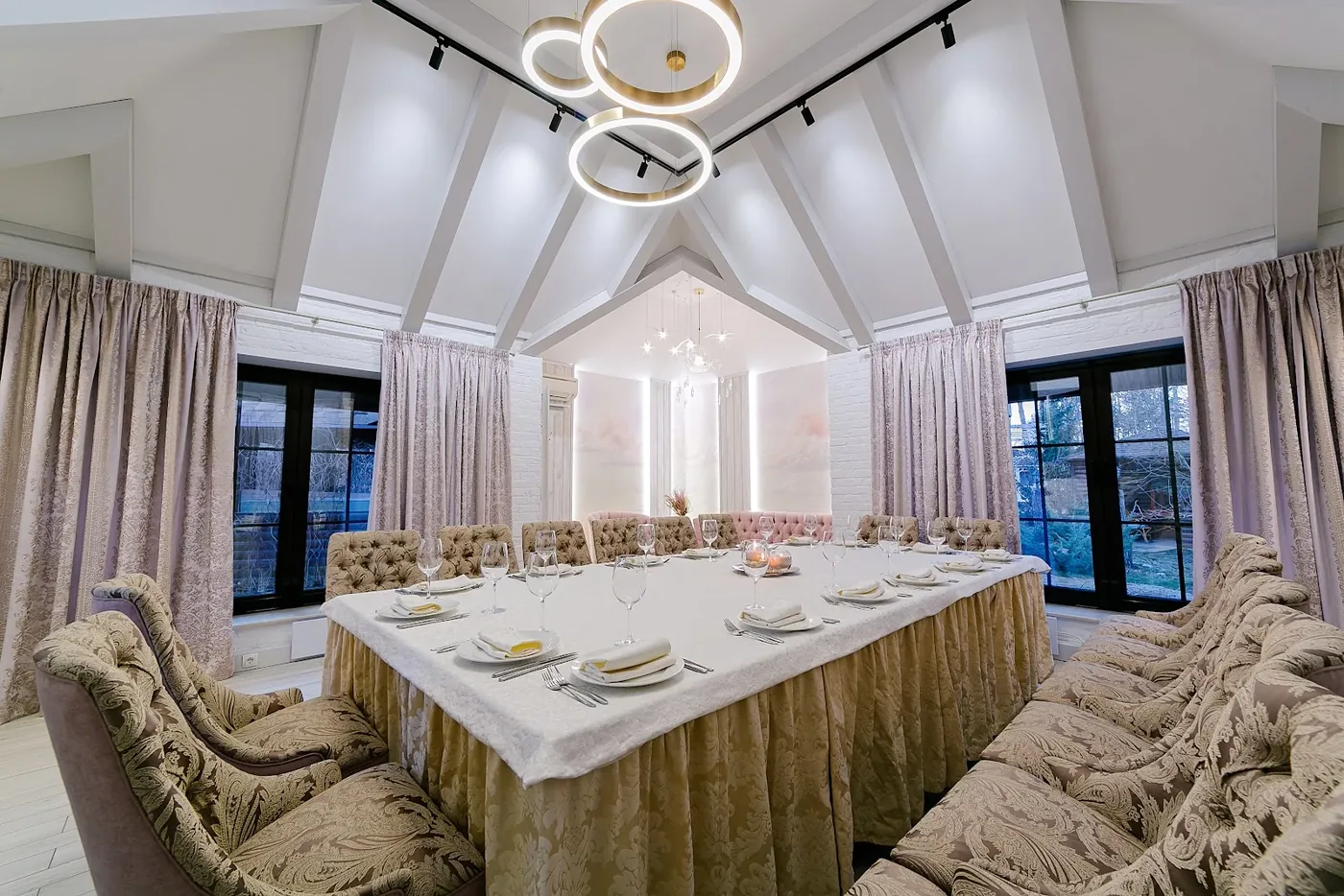 Белый зал Villa Vita для камерного банкета