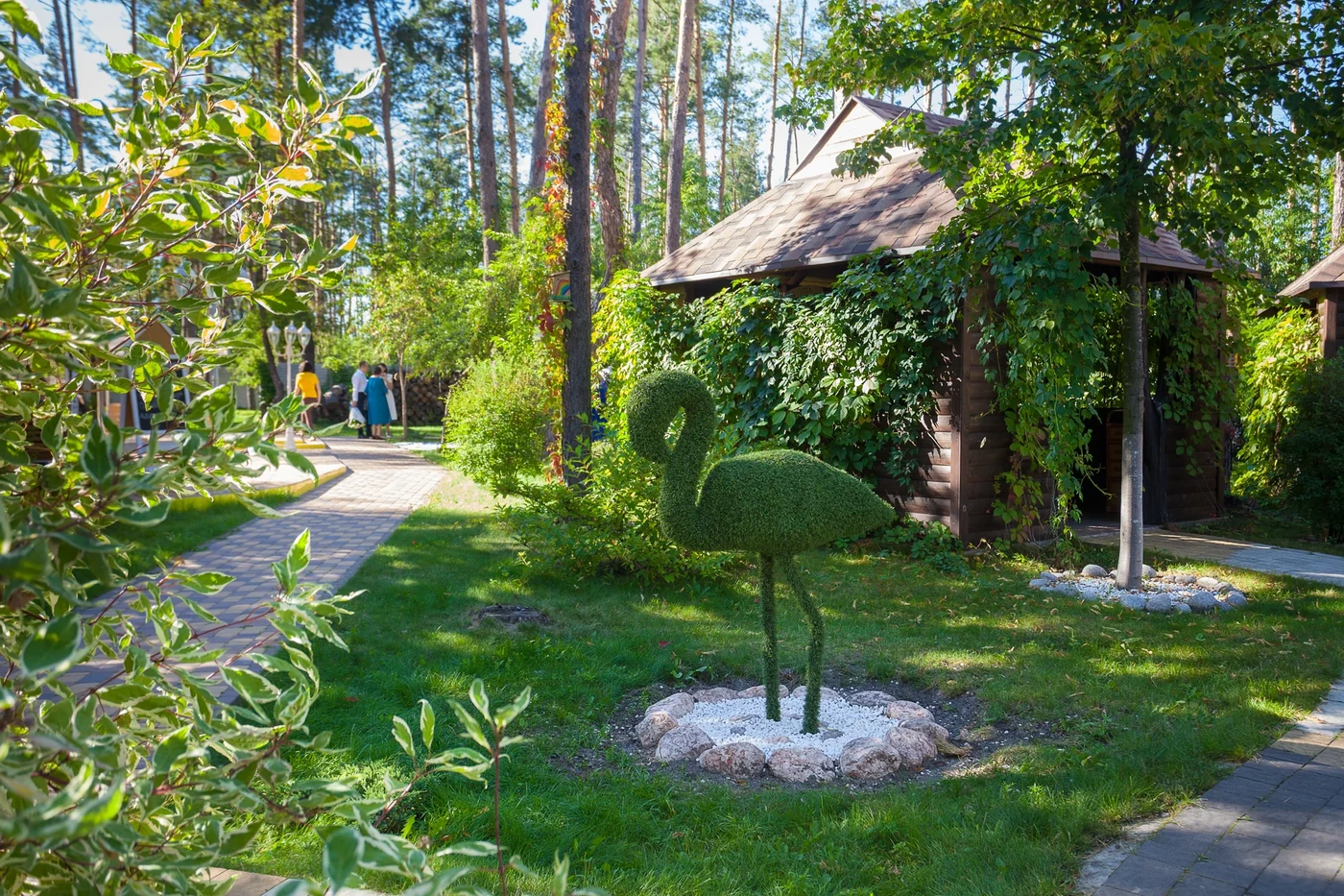 Зелена територія біля літніх альтанок Villa Vita