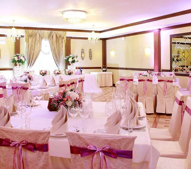 Festive decor in the Mirror Hall