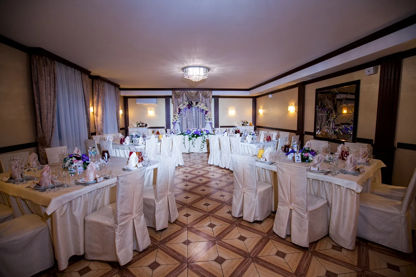 Зеркальный банкетный зал Villa Vita