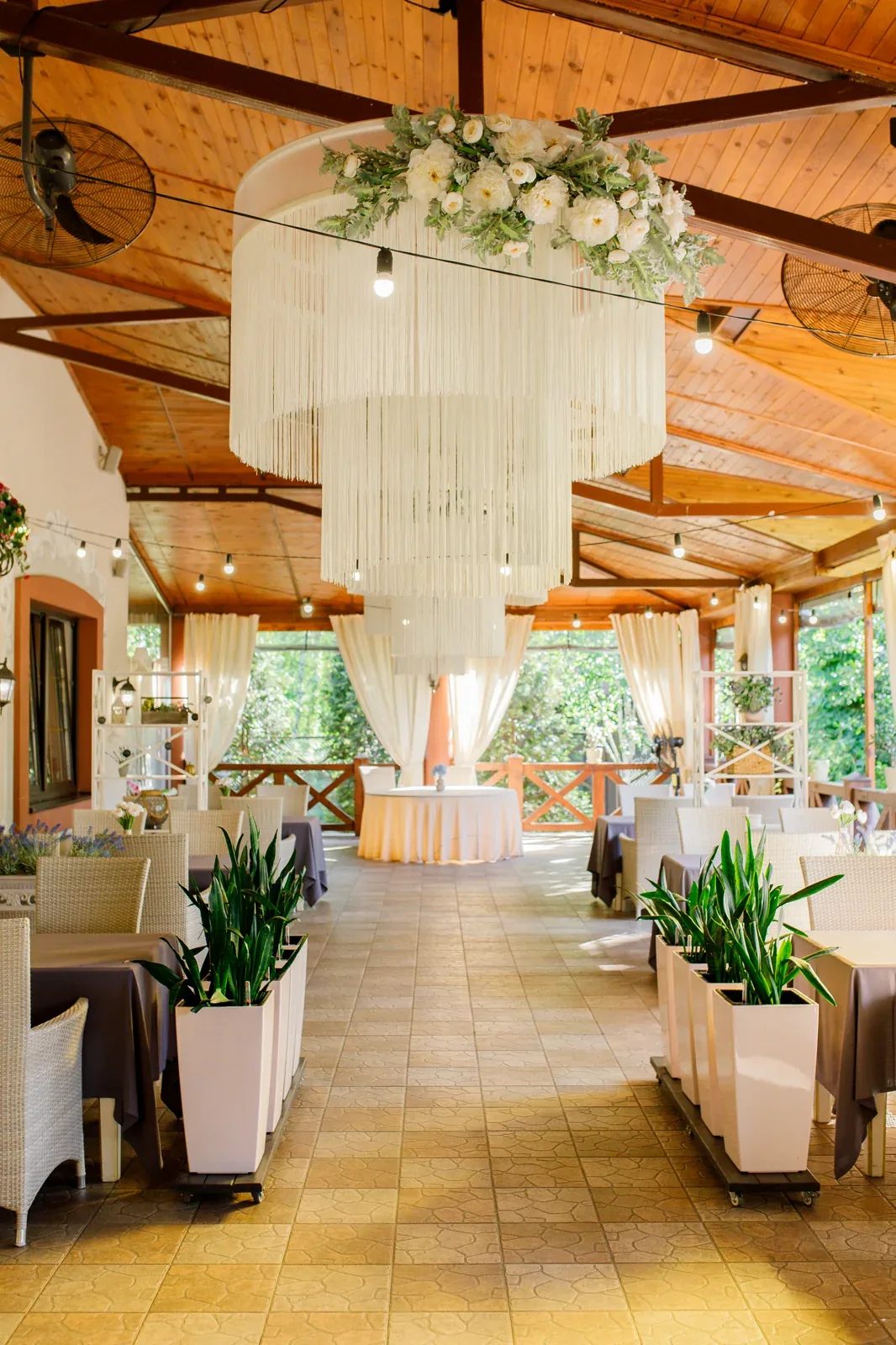 Hanging arrangement and the interior of the Villa Vita terrace