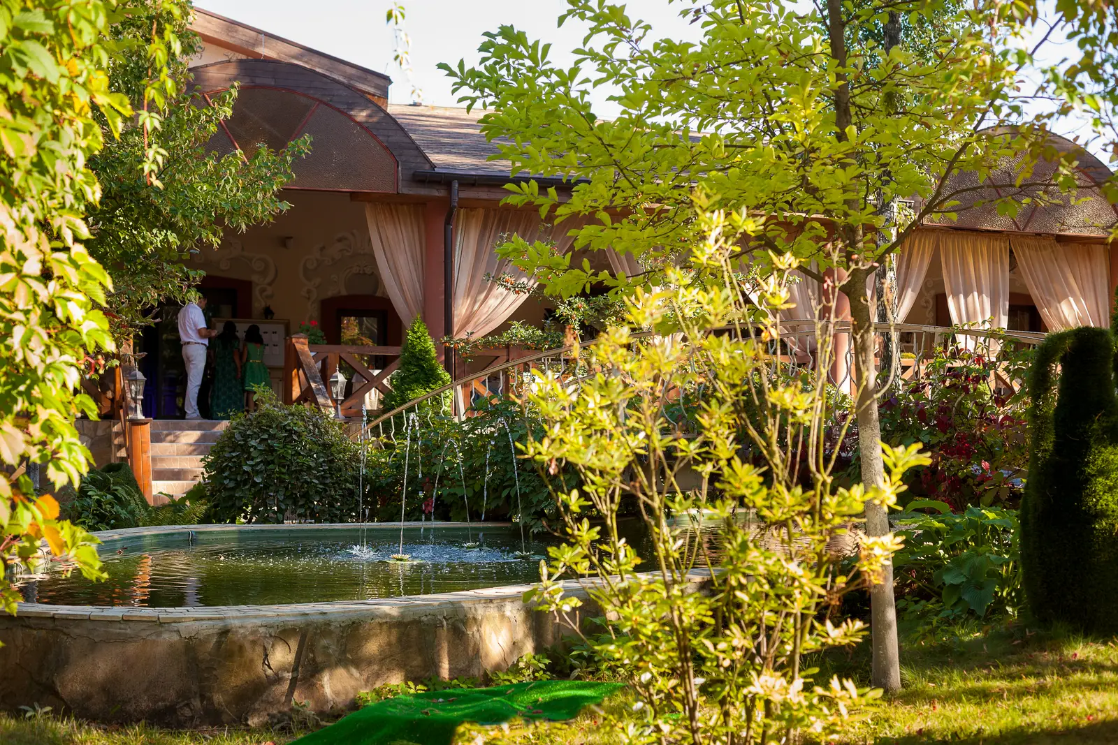 Зелёный двор Villa Vita с фонтаном и террасой